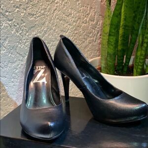 Type Z Darla Black Pumps
